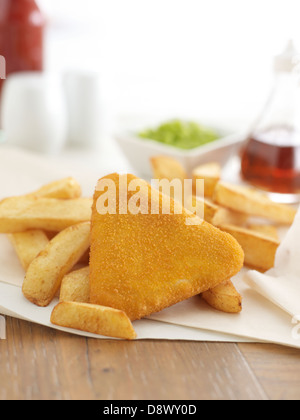 Fishcakes frites petits pois sauce tomate vinaigre de malt à emporter Banque D'Images