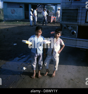 Janvier 1965 photographie, les jeunes garçons mexicains Chicklets gum vente aux touristes au Mexique. Banque D'Images