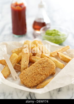 Fishcakes frites petits pois sauce tomate vinaigre de malt à emporter Banque D'Images