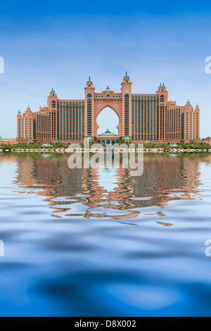 Vue de jour avec la réflexion en mer d'Atlantis The Palm hôtel de luxe à Dubaï Émirats Arabes Unis Banque D'Images