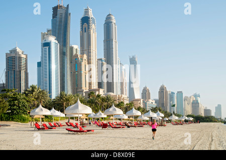 Toits de Dubaï et la plage de la seule et unique dans l'hôtel Mirage Dubaï Émirats Arabes Unis Banque D'Images