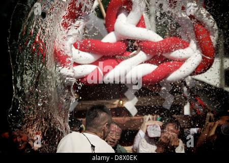 Les hommes japonais transportant un flotteur au cours de Shimizu Fête de l'eau à Misato La préfecture d'Akita au Japon en été Banque D'Images