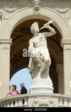 Touristes Et Triton Sculpture Bluing Trumpet Sur Balcon Du Palais Longchamp (1839-1869) Ou Du Palais Longchamp Marseille Provence France Banque D'Images