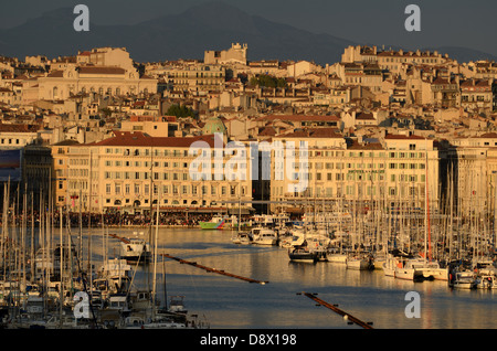 Skyline urbaine et vue sur le Vieux Port ou le Vieux Port sur le Quai des Belges au crépuscule Marseille Provence France Banque D'Images