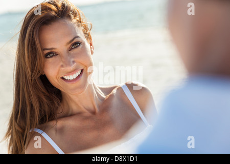 Beautiful smiling femme d'âge moyen avec l'homme couple ensemble au soleil sur une belle plage tropicale Banque D'Images