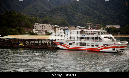 Passagers embarqués JR Miyajima Miyajima et des services de ferry entre la partie continentale de Hiroshima Banque D'Images