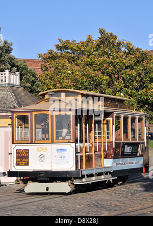 Un téléphérique vide attend d'être retournée à la plage et Hyde terminus, Fisherman's Wharf, San Francisco Banque D'Images