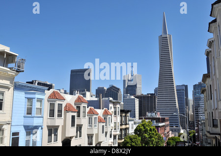 Le centre-ville de San Francisco, la Transamerica Tower et le quartier financier à partir de l'extrémité ouest de la rue Montgomery Banque D'Images