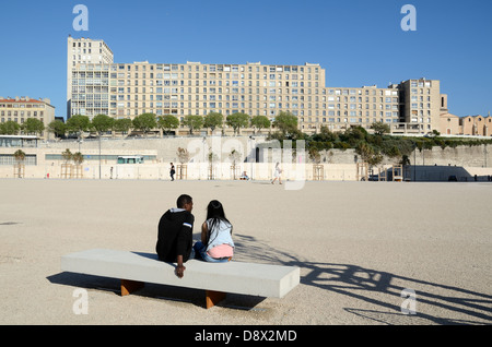 Complexe De Logements Publics Ou Immobilier La Tourette (1948-1953) Par Fernand Pouillon & Couple Immigrant Marseille Provence France Banque D'Images