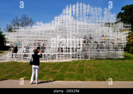 Photographies d'une femme du nouveau pavillon à la Serpentine Gallery à Hyde Park, Londres, UK. Banque D'Images