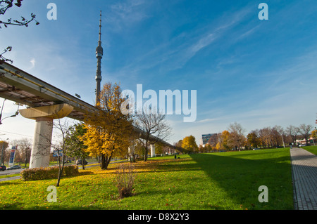 Monorail et tour d'Ostankino à Moscou Banque D'Images
