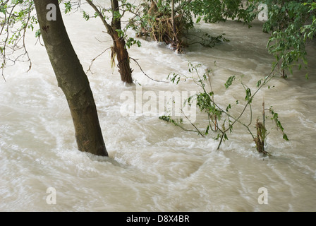 L'inondation de la rivière après de fortes pluies en Europe Banque D'Images