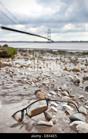 À partir de l'image série Arcane montrant lunettes dans la boue sur Hessle foreshore avec le Humber Bridge derrière, ouvert aux téléspectateurs l'interprétation. Banque D'Images