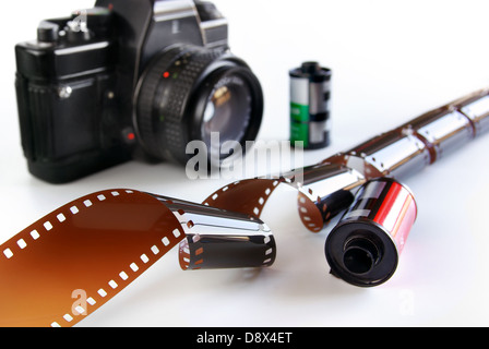 Équipement de photographie analogique classique sur un fond blanc Banque D'Images