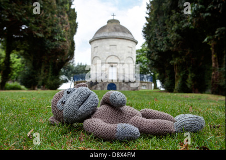 À partir de l'image montrant la série Arcane peluche abandonnée sur un terrain public, ouvert aux téléspectateurs l'interprétation. Banque D'Images