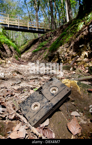 À partir de l'image série Arcane endommagé montrant une cassette VHS était assis sur la rivière à sec au-dessous de passerelle, ouverte aux téléspectateurs l'interprétation. Banque D'Images