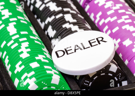 Ensemble de jetons de poker et bouton dealer, gros plan Banque D'Images