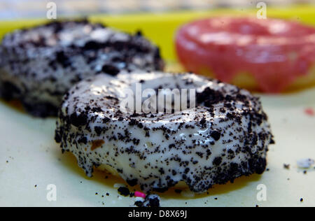 31 mai 2013 - Bartlett, New York, États-Unis - 29 mai 2013 - un donut au chocolat Donuts au lever du jour sur l'autoroute 70 dans la région de Bartlett. Vendredi, Journée nationale de l'anneau. Les boulangers sera la cuisson toutes les heures de la nuit pour satisfaire la demande de donuts pour leurs clients réguliers. La première journée a été créé par l'anneau de l'Armée du Salut pour aider à recueillir des fonds au cours de la Grande Dépression. (Crédit Image : © Karen Pulfer Focht/l'appel Commercial/ZUMAPRESS.com) Banque D'Images