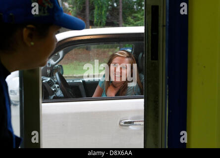 31 mai 2013 - Bartlett, New York, États-Unis - 29 mai 2013 - Kim Cutler vient à la lumière du jour des beignes sur l'autoroute 70 dans la région de Bartlett environ quatre fois par semaine. Vendredi, Journée nationale de l'anneau. La première journée a été créé par l'anneau de l'Armée du Salut pour aider à recueillir des fonds au cours de la Grande Dépression. (Crédit Image : © Karen Pulfer Focht/l'appel Commercial/ZUMAPRESS.com) Banque D'Images