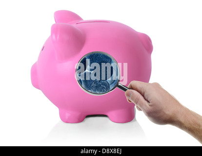 Un cas isolé pink piggy bank à l'intérieur avec une loupe x-ray vision sur fond blanc Banque D'Images