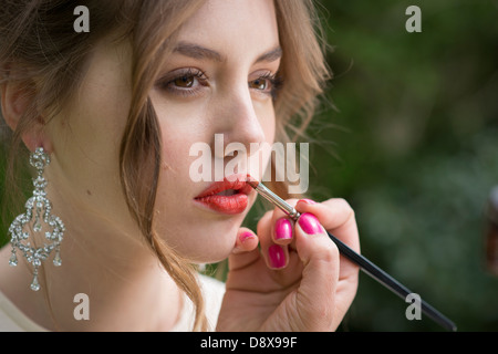 Make-up artiste applique make-up Banque D'Images