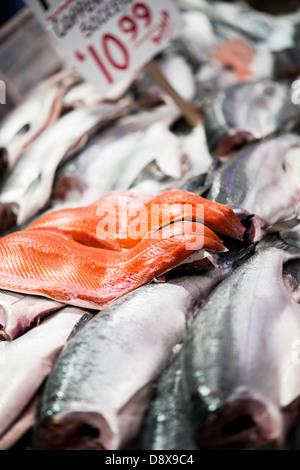 Saumon cru frais pour la vente au marché de poisson de Pikes Place Seattle Washington Banque D'Images