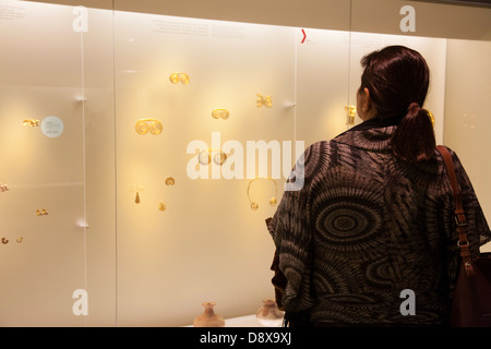 Les travaux sur l'or pré Colobian afficher dans le Museo del Oro, Bogota, Colombie Banque D'Images