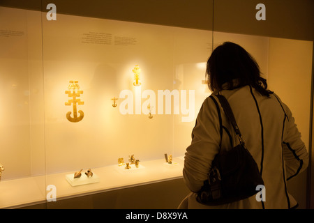 Les travaux sur l'or pré Colobian afficher dans le Museo del Oro, Bogota, Colombie Banque D'Images