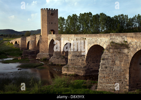 Pont médiéval. D'origine romane, a été modifié dans le siècle. XIV Banque D'Images