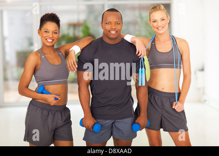 Groupe de personnes la diversité tenant divers équipements de gym après l'exercice Banque D'Images