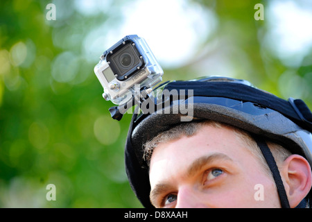 Un cycliste portant une caméra gopro. Banque D'Images