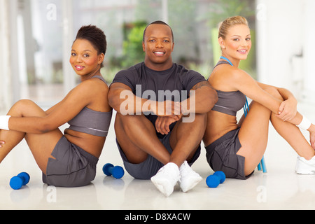 Groupe de personnes en bonne santé assis après l'entraînement Banque D'Images