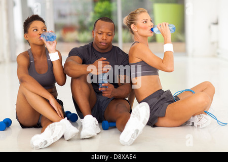 Mettre en place les jeunes gens après l'exercice de l'eau potable Banque D'Images