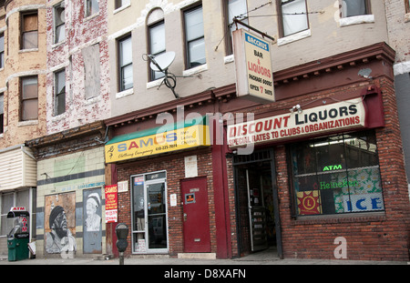 Une rangée de magasins discount dans un quartier de Baltimore, Maryland USA Banque D'Images