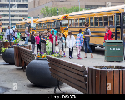 Les enfants de l'école l'école en bus après visite sur le terrain Banque D'Images