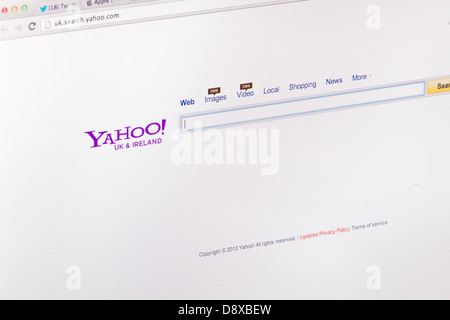 Yahoo moteur de recherche Royaume-Uni Irlande Site Web ou page web sur un écran d'ordinateur portable ou un écran d'ordinateur Banque D'Images