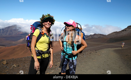 Les amis de la randonnée le sentier des sables bitumineux coulissante au Parc National de Haleakala sur Maui Banque D'Images