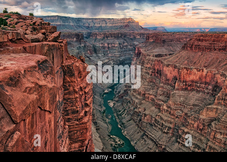 Orage du soir à distance Toroweap et approches donnent sur la rivière Colorado ci-dessous en Arizona's Grand Canyon National Park. Banque D'Images