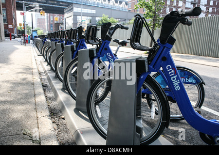 New York, USA. L'une des stations de location de CITIBike a ouvert le 23 mai 2013. Banque D'Images