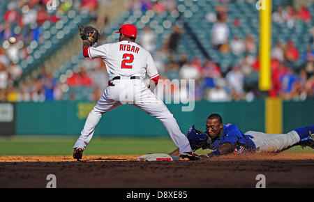 Anaheim, Californie, USA. 5 juin 2013. Le voltigeur des Chicago Cubs Alfonso Soriano # 12 hits un double et diapositives dans en toute sécurité à 2e base avant la balle et l'étiquette de Los Angeles Angels shortstop Erick Aybar # 2 dans la 5ème manche de la Ligue majeure de baseball pendant les match entre les Chicago Cubs et les Los Angeles Angels à Anaheim Stadium à Anaheim, en Californie..Louis Lopez/CSM/Alamy Live News Banque D'Images