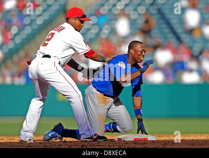 Anaheim, Californie, USA. 5 juin 2013. Le voltigeur des Chicago Cubs Alfonso Soriano # 12 hits un double et diapositives dans en toute sécurité à 2e base avant la balle et l'étiquette de Los Angeles Angels shortstop Erick Aybar # 2 dans la 5ème manche de la Ligue majeure de baseball pendant les match entre les Chicago Cubs et les Los Angeles Angels à Anaheim Stadium à Anaheim, en Californie..Louis Lopez/CSM/Alamy Live News Banque D'Images