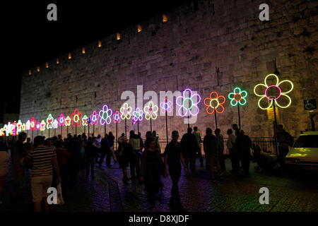 Décoration fleurs lumineux énorme umar Ibn Al Khattab Place de la vieille ville de Jérusalem au cours de la fête de la lumière en Israël qui a lieu chaque année autour de la vieille ville avec des effets spéciaux éclairant sur les sites historiques et affiche le travail effectué par des artistes internationaux. Banque D'Images