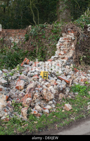 Mur en pierre de silex, partiellement effondré. Hickling Hall, Hickling , Norfolk. En attente de réparation et re-construire. Broadland, Norfolk. Banque D'Images