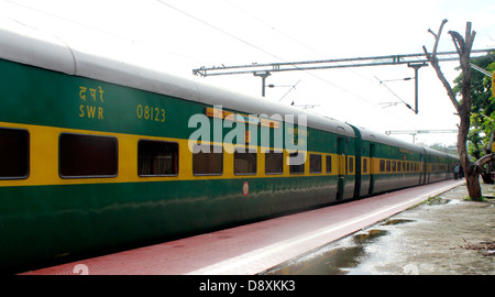 Un train des chemins de fer indiens (garib rath) à la gare ferroviaire de veli Kochu Banque D'Images