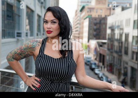 Femme avec manchon tatouage sur ligne haute, NYC Banque D'Images