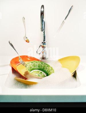 La vaisselle sale dans un évier de cuisine. Banque D'Images