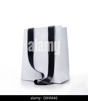 White Panier avec poignées noires. Clipping path Banque D'Images