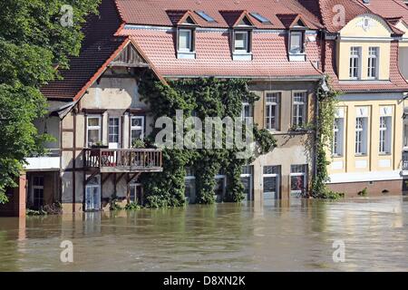 Halle, Allemagne. 6e juin 2013. Maisons sont dans l'eau de la rivière Saale, à Halle, Allemagne, 06 juin 2013. Photo : JAN WOITAS/dpa/Alamy Live News Banque D'Images