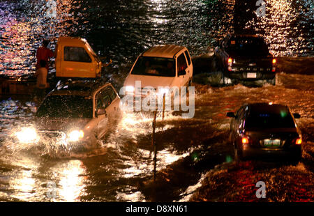 Davao, Philippines. 6e juin 2013. Col de l'automobiliste sur l'eau d'inondation provoquer par une forte pluie dans la ville de Davao, Philippines du Sud, 06 juin 2013.Le Philippine des Services atmosphériques, géophysiques et astronomiques de l'Administration (PAG-ASA) a dit qu'une zone de convergence intertropicale (ZCIT) influent sur la partie sud des Philippines qui déclenche le niveau d'eau des crues hi dans la ville. Credit : Eli Ritchie Tongo/Alamy Live News Banque D'Images