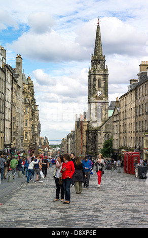 Grande Bretagne, Ecosse, Edimbourg, le Royal Mile à vers Holyrood, avec le Tron Kirk Bell Tower en arrière-plan. Banque D'Images